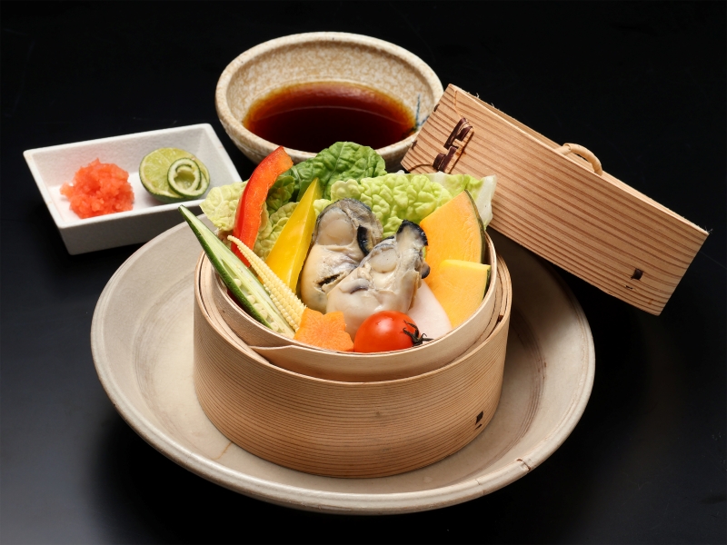彩り野菜と広島産牡蠣のせいろ蒸し